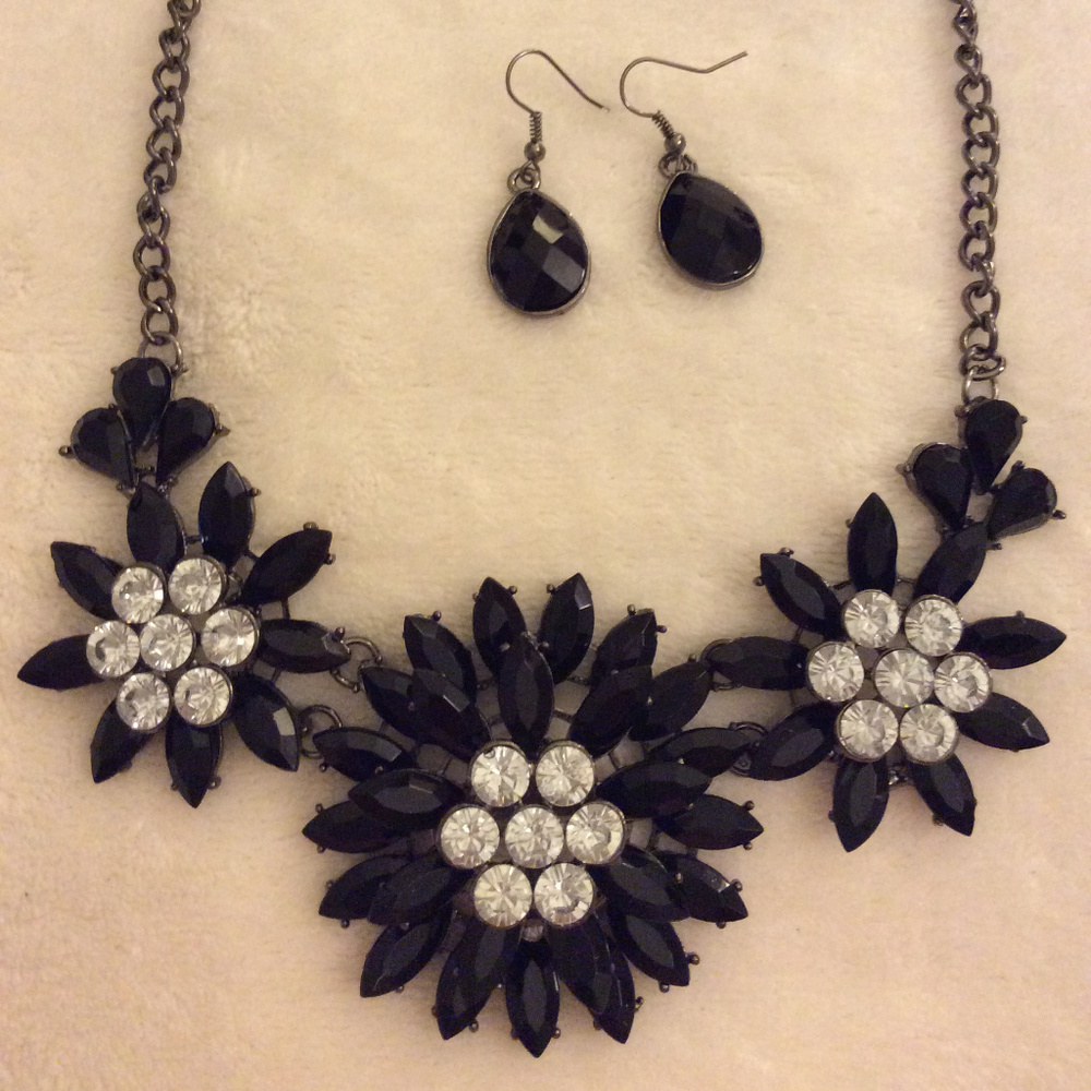 Black and zircon like stones Neclace & Earring set